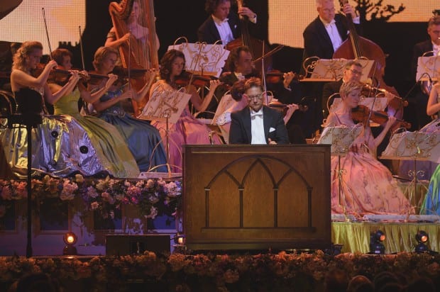 Carillon nieczęsto gości na scenach koncertowych, dlatego możliwość wysłuchania znakomitej transkrypcji Concierto de Aranjuez J. Rodrigo na dzwony z orkiestrą było nie lada gratką. 