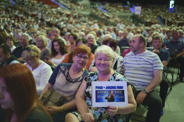 Na widowni można było dostrzec wiernych fanów Andre Rieu jak i osoby, które uczestniczyły w jego koncercie po raz pierwszy. Obie te grupy bawiły się znakomicie. Na widowni można było dostrzec wiernych fanów Andre Rieu jak i osoby, które uczestniczyły w jego koncercie po raz pierwszy. Obie te grupy bawiły się znakomicie.