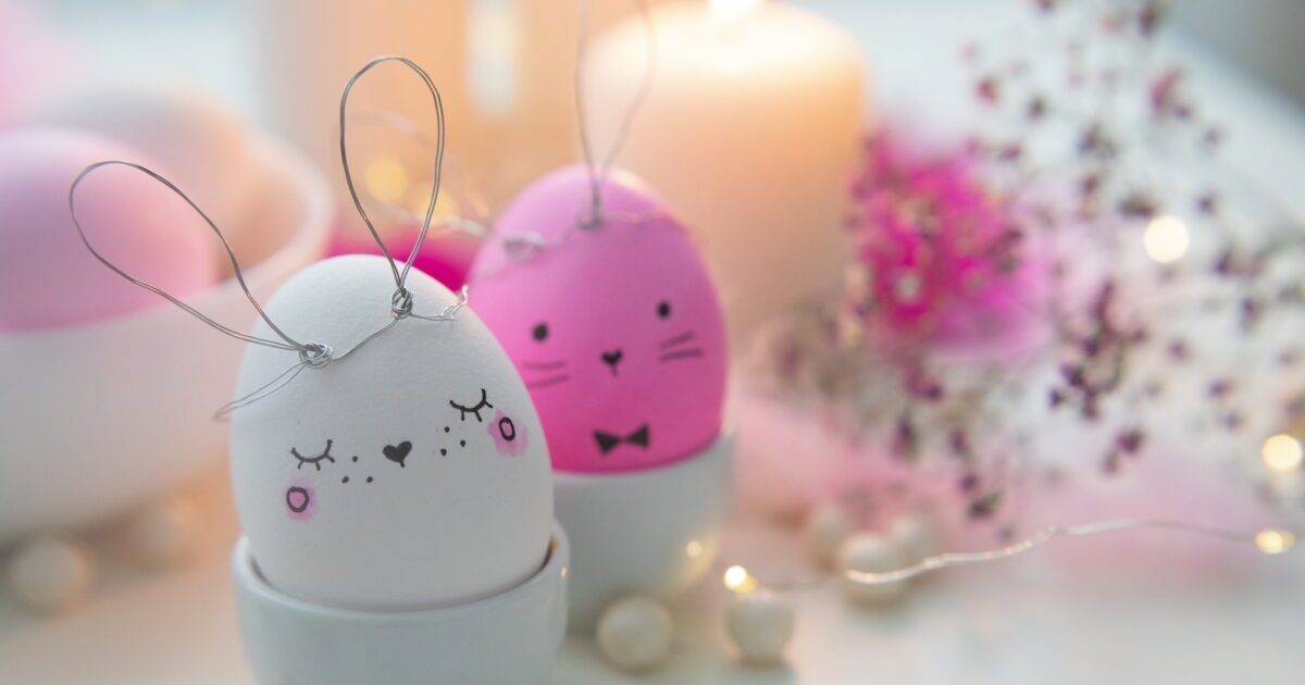 Jak pożytecznie spędzić czas podczas nadchodzących świąt wielkanocnych 2023 roku? - Pink Eggs and White Candles on White Table