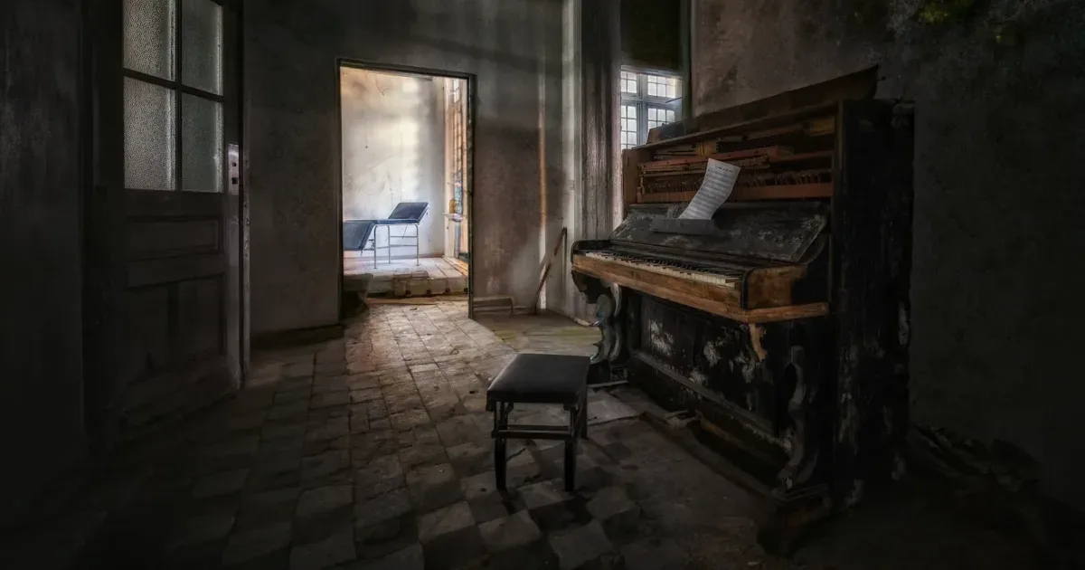 Vesperae solennes de confessore - KV339 a room with a piano and a chair in it