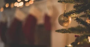 Tradycje świąt bożego narodzenia w Polsce closeup photo of baubles on christmas tree