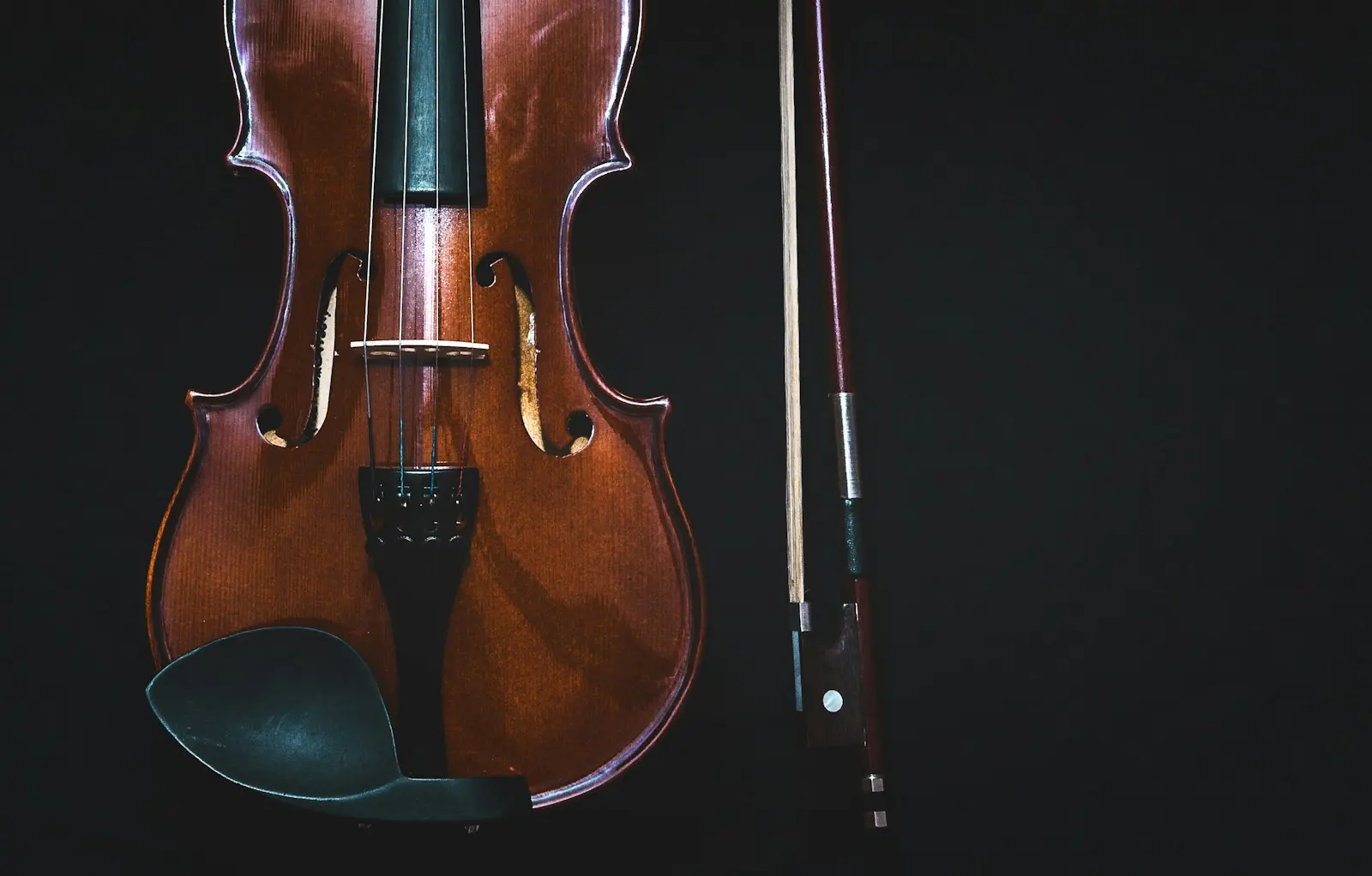 29 kwietnia 32 brown violin with bow in black background