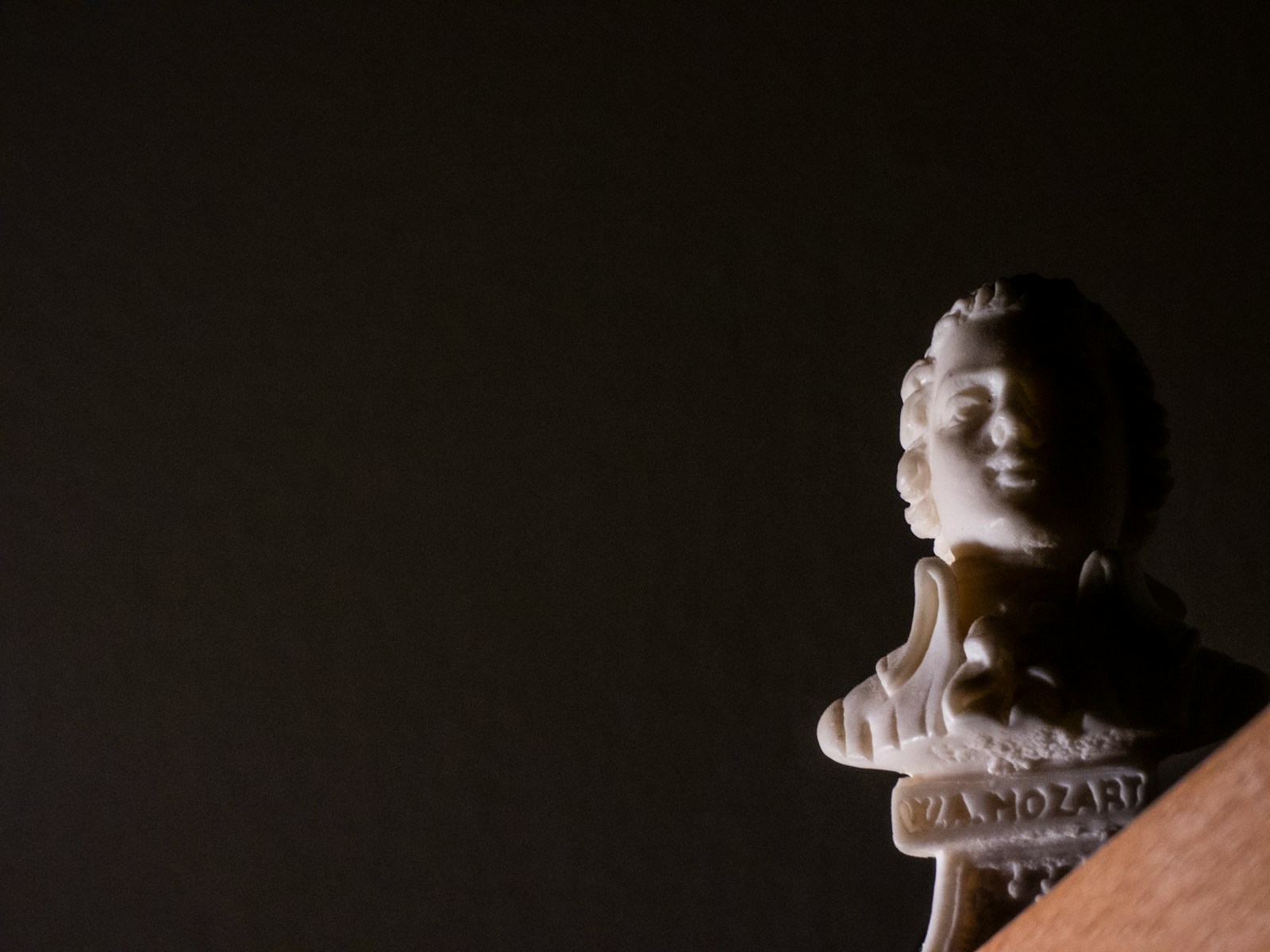 Wolfgang Amadeusz Mozart - a close up of a statue of a person