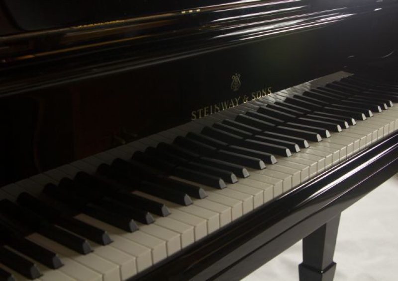 Steinway & Sons obrazek wyróżniający wpisu z filmem prezentującym proces produkcji fortepianów Stainway&Sons